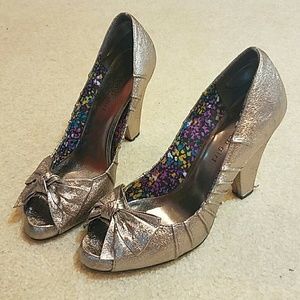 MUST GO! Metallic Silver Bow Heels